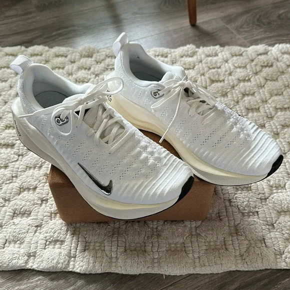 Women’s Nike InfinityRN 4 | White and Silver | Size 9 - Picture 1 of 4